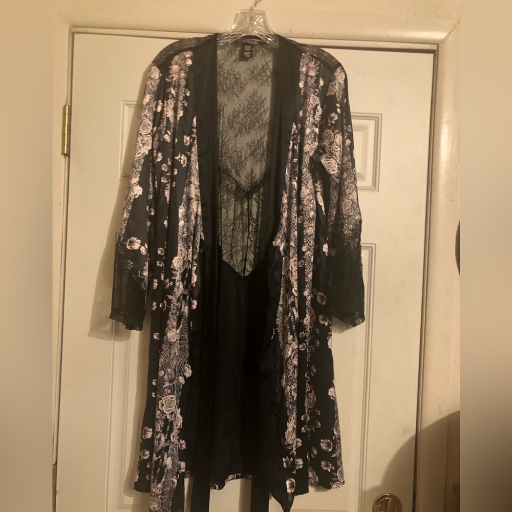 New Robe size XS/S but fits M. Beautiful black with pink flowers. No tags.